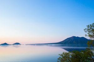 丸駒温泉から見る朝の支笏湖